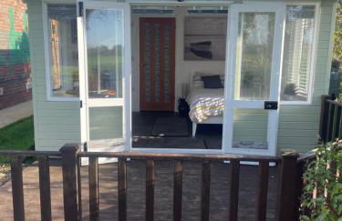 Ningwood Old Station Chalet Ningwood Isle of Wight - Photo 4