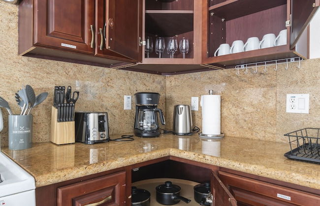 Elegant Retreat Modern Comforts, Prime Location - Photo 24