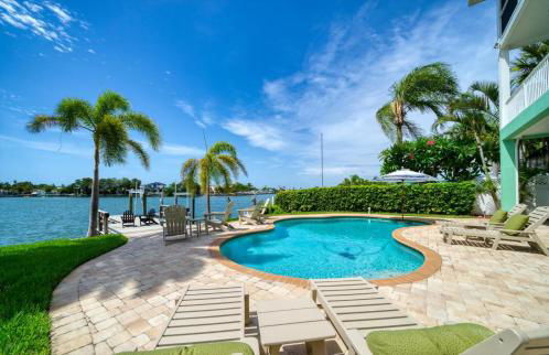 Waterfront Luxury w/ Heated Salt Pool & Golf Cart - Foto 33