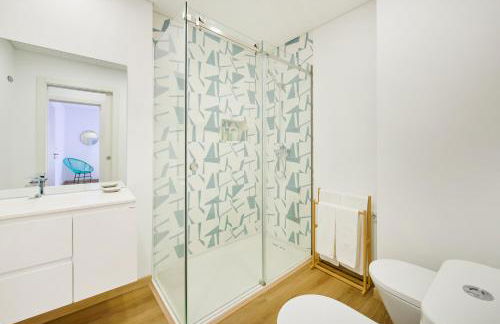 Beachside Modern Flat with AC, By TimeCooler - Foto 28