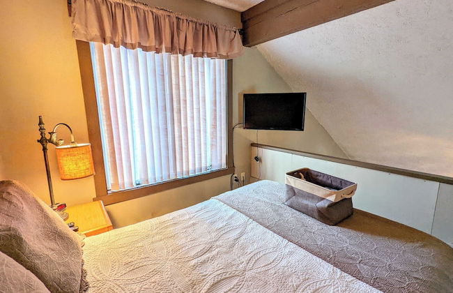 Frost Hollow by Avantstay Deck w/ Grill, Game Room Loft - Photo 18