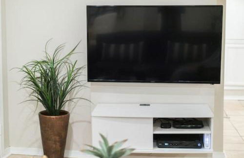 1BR Trendy Basement Apt with Laundry & Parking - Central Trendy - Foto 3