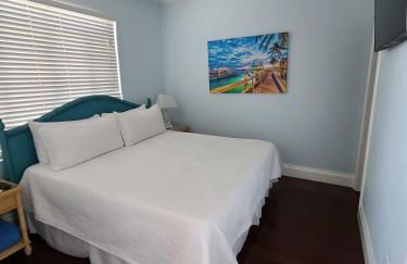 Duval Street Suite w parking and pool - Photo 21