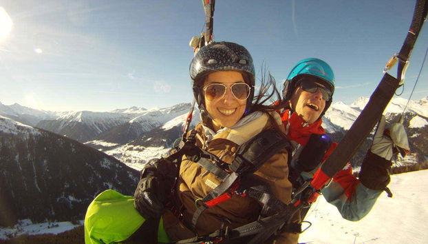 Divertimento durante il volo in parapendio