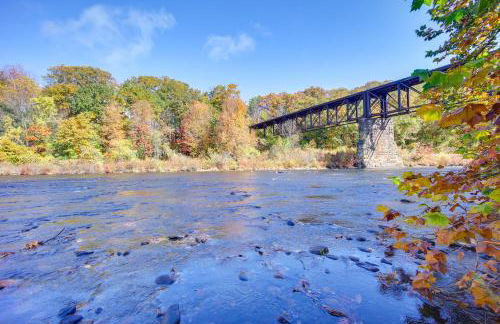 Riverfront Apt with Fire Pit and Yard in Millers Falls - Foto 1