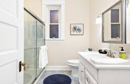 7BR Luxury Living 1st Floor Primary ABODEbucks - Foto 13