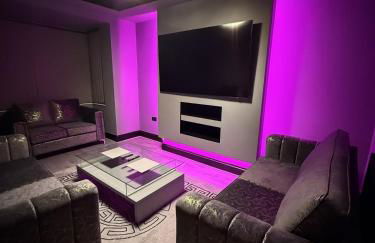 SK Stays Modern Luxury Home With Jacuzzi Bath & Cinema Room - Foto 30