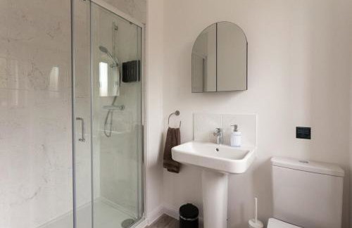 Runcorn Spacious Modern 3 bedroom House, 4 beds, On site Parking, Long stay deals - Foto 22