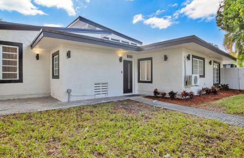 Stunning 2 Story Villa with Pool - Photo 56