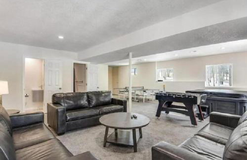 Spacious Ski Chalet W Indoor Hotub & Sep Suite! - Foto 10