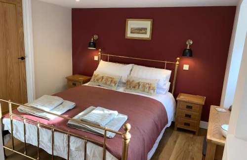 The Stables at Pentregaer Ucha, tennis court & lake - Foto 6