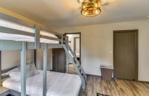 2 Mi to Mi-Wuk Village Cabin with Large Deck - Foto 17