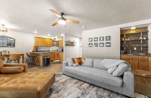 Grandmas Hideaway - walk to downtown, private hot tub, pet friendly with patio - Foto 6