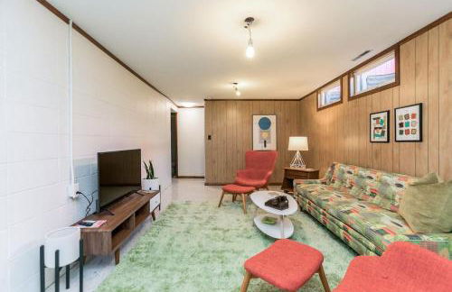 Mid-Century Style And Class In Quiet NE Location - Foto 22