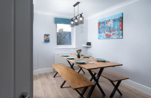 Large newly refurbished modern house, part sea views, south facing garden, parking - Photo 4