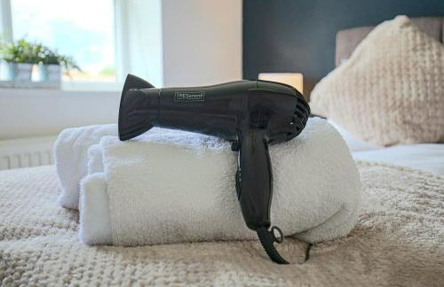 Grace House - Prime Location - Driveway Parking, Pool Table, Fast Wifi, Self Check-In and Smart TV with Sky TV and Netflix by Yoko Property - Photo 17