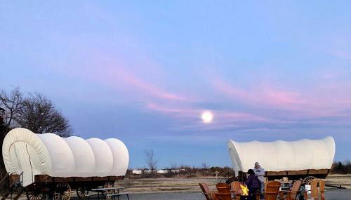 Perfect Glamping Vacations in this Rustic Conestoga Covered Wagon Rental in Oklahoma - Foto 3