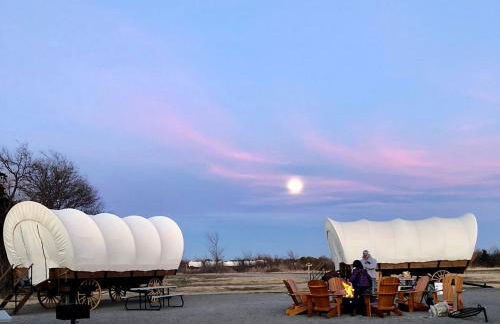 Perfect Glamping Vacations in this Rustic Conestoga Covered Wagon Rental in Oklahoma - Foto 3