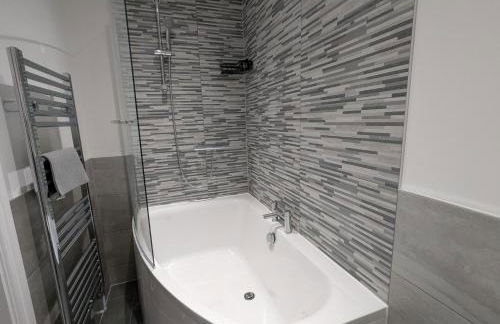 Large 4 Bed Hse, Sleeps 7, 3 BTH, Drive PRKG-4 Cars, M4-A329, Shinfield Studios, 10mins, Reading, Ascot & Legoland 20mins, Film Crew, Contractor & Family Friendly - Foto 10