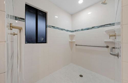 Entire Private Home with 4 Bedrooms 3 Bathrooms, Big Yard, View, , King Bed, 10 Parking, Available Now - Foto 79