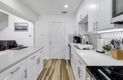 Arlington Entertainment District Home Green & White Door - Foto 15