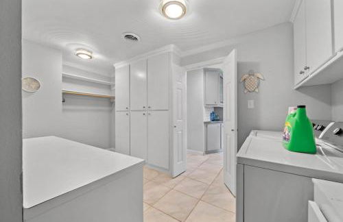 Waterfront oasis with private pool, game room, fire pit and volleyball court - Foto 42