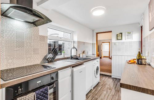 Comfortable 3 Bedroom Gem with 2 Bathrooms Perfect for Groups - Photo 5