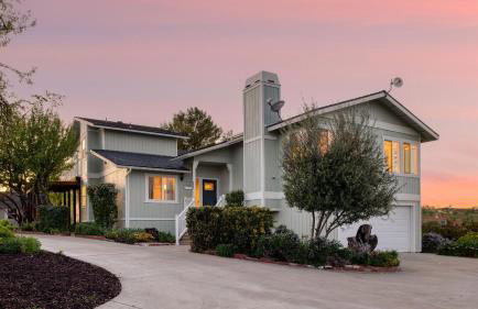 Stunning Escape • Hot Tub Panoramic View Prime Location Hilltop by AvantStay - Photo 31