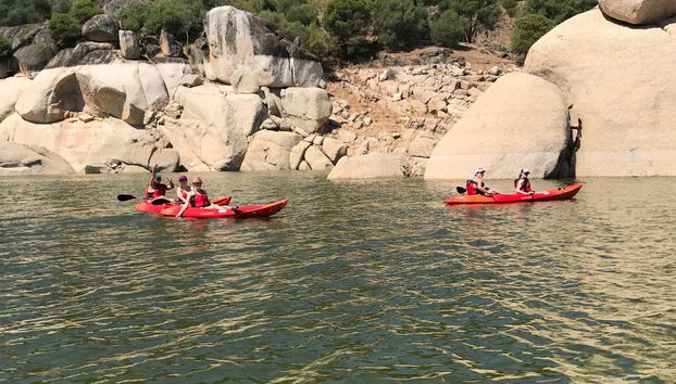 Admirando as formações rochosas da represa