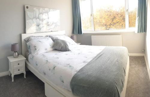 Cosy 3 bedroom residential house, private garden, 30 minutes from Alton Towers, 5 minute walk to Trentham Gardens. - Foto 10