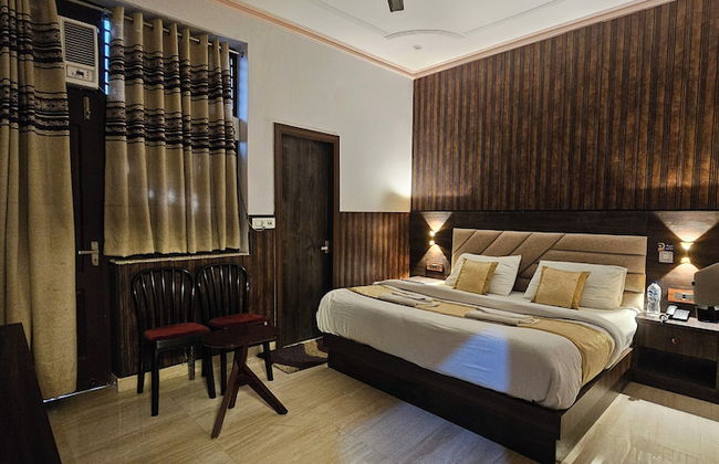 Shri Krishna Divine Dham - Photo 5