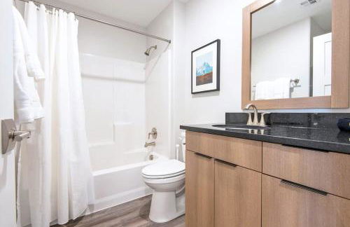 Unique Townhome 2 Car Garage & AC - Foto 14