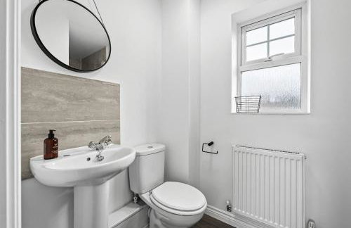 Spacious 6-bedroom house - 3 parking spaces - Superfast Wi-Fi - Close to M5 - Long-stay rates! - Foto 13