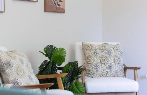 Quiet Suburban Home with Art Deco Flair - Foto 22