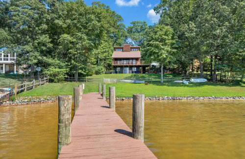 Lakeside Lodge - Lakefront home with private dock & hot tub - Foto 33