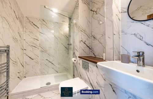 Luxury Retreat For 10 Short Lets & Serviced Accommodation Manchester with Hot Tub and Spacious Garden - Foto 53