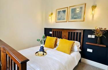 Sleeps 6. Free Wifi. Free Parking central location. - Photo 32