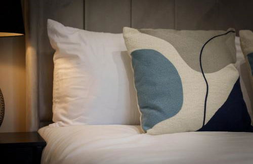 3BR Home Sleeps 6 Near Airport with Parking - Foto 6