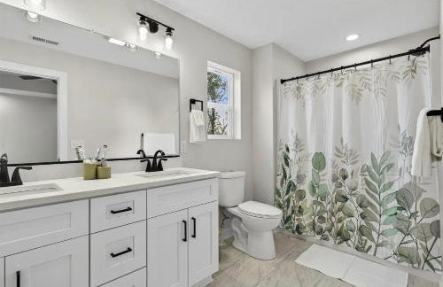 Modern Farmhouse Retreat in Urbandale - Foto 12