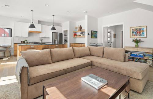 New & Modern Townhouse Close to Skiing, Brand New Hot Tub - Photo 10