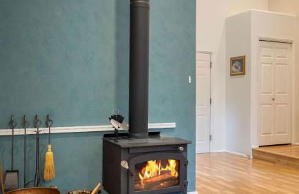 Forest Front Home w Fire Pit Mins to Beaches Wineries Trails Cedarview Retreat by AvantStay - Foto 10