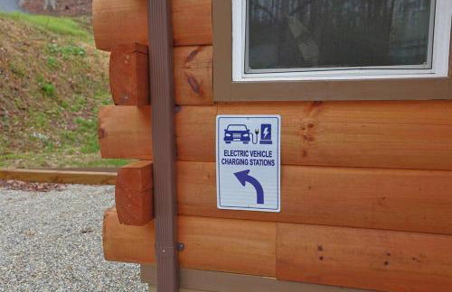 Rustic Modern Cabin with Hot Tub near rafting and Great Smokey Mountains - Foto 2