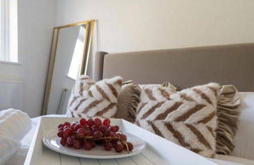 Designer 1BR I Work-From-Home Ready I Fast Wi-Fi - Foto 10