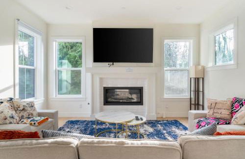 Elegant 3-Story House with Private Backyard in WA - Photo 28