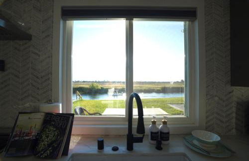 Stunning Waterfront 3BR Retreat - Perfect Getaway - Foto 9