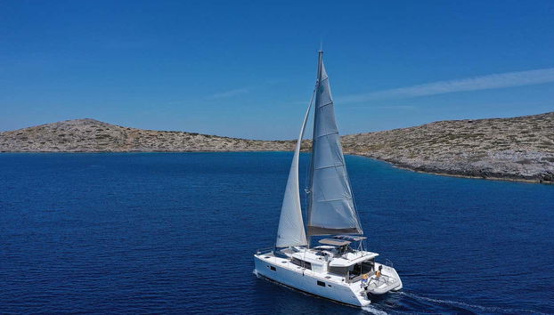 Barco navegando por Agios Georgios