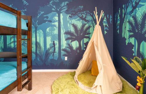 Stylish Villa Retreat with Pool - Photo 31