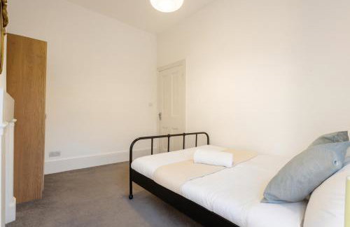 Spacious Retreat 5 Beds Sleeps 8 Free Parking - Foto 29