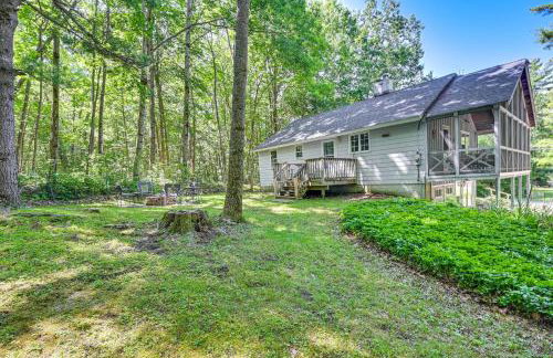 Becket Home with 3-Season Porch Walk to Lake Access - Foto 22