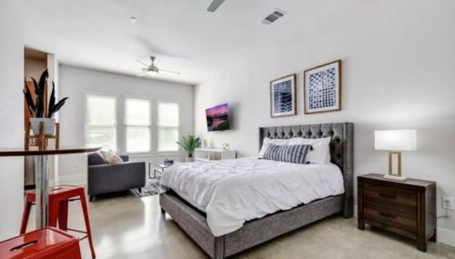 Vibrant Downtown Studio Wifi Pool Gym - Photo 2